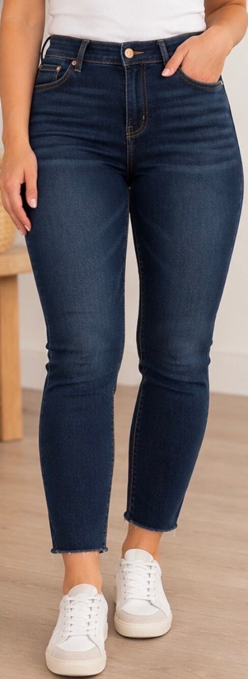 Signature by Levi Strauss Gold Totally Shaping Pull-On Skinny Jeans size 8